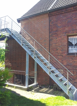 Stahltreppe (Outdoor) mit Gitterroststufen und Edelstahl Reling Geländer