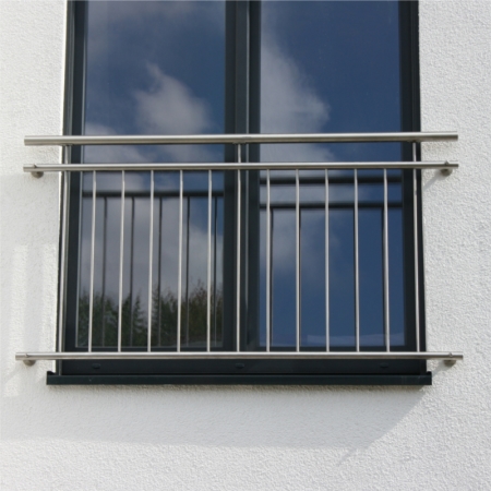 Edelstahl Fenstergitter (französischer Balkon) - R Line - Senkrechte Stäbe auf der Wand (oder vor Holzpfosten)